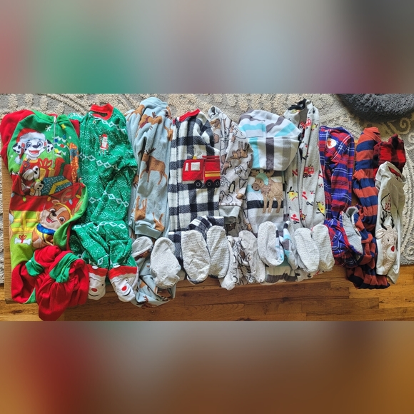 Lot of 5T Fleece footed pajamas - Picture 1 of 1